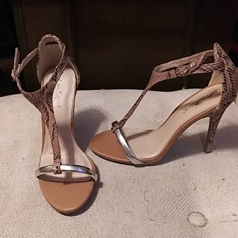 NWOB ANNE MICHELLE BEIGE SNAKESKIN T-STRAP